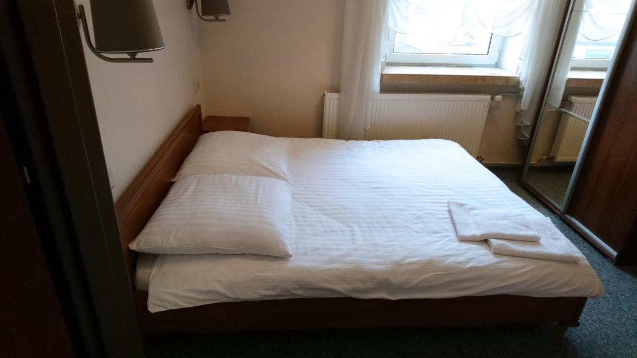 Dom Weselny Wenus Pokoje Hotelowe Przedborz エクステリア 写真